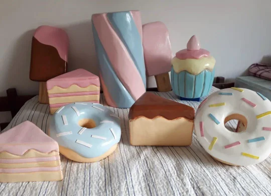 Doces variados peças decorativas