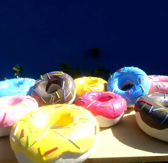Donuts variados, peça decorativa feita em isopor e fibras com o diâmetro de sessenta centimetros