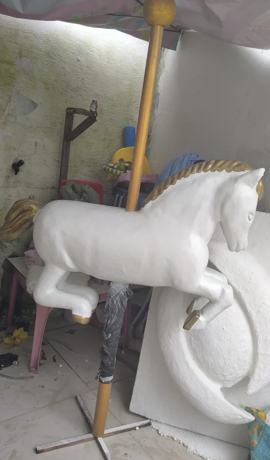 cavalo de carrossel esculpido em esopor e fibra