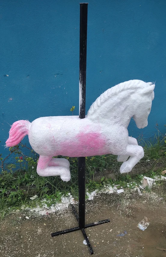 cavalo de carrossel esculpido em esopor e fibra
